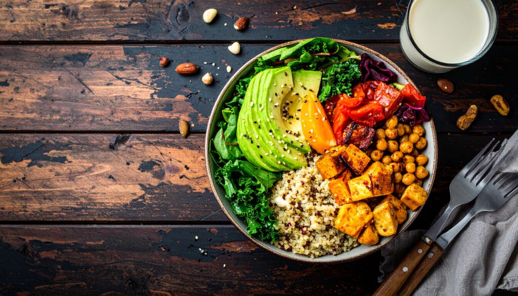 Preparación casera proteínas veganas: legumbres en remojo, germinados, tofu cortado y semillas activadas paso a paso