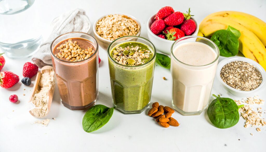 Proteína en polvo vegana: envases de proteína de guisante, cáñamo y arroz con batidora, ingredientes naturales y suplemento preparado
